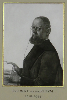 3434
<br/>
Portret van Prof. W.A.E. van der Pluym
<br/>
<em>Berg, Willem H. van den</em>
