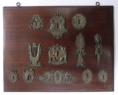 3759
<br/>
Paneel met metalen ornamenten
<br/>
<em>onbekend</em>